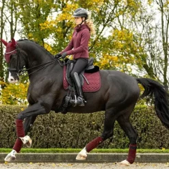 Dressage|Tapis De Dressage*LeMieux - Tapis de dressage Crystal Suede Bordeaux